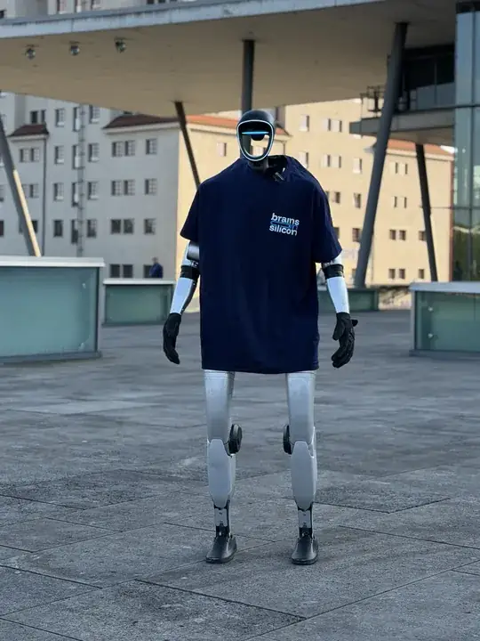 Humanoider Roboter im Shirt von Brains on Silicon auf einer Terrasse