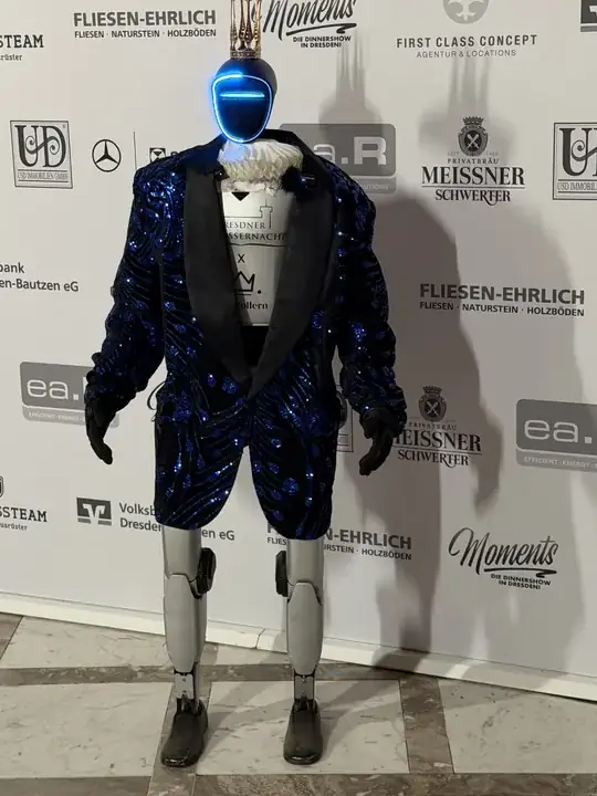Ludwig II. von Robotollern in voller Größe: humanoider Roboter von rund 1,32 Metern im Abendanzug — Roboter auf Veranstaltungen: Recht, Sicherheit und Pflichten