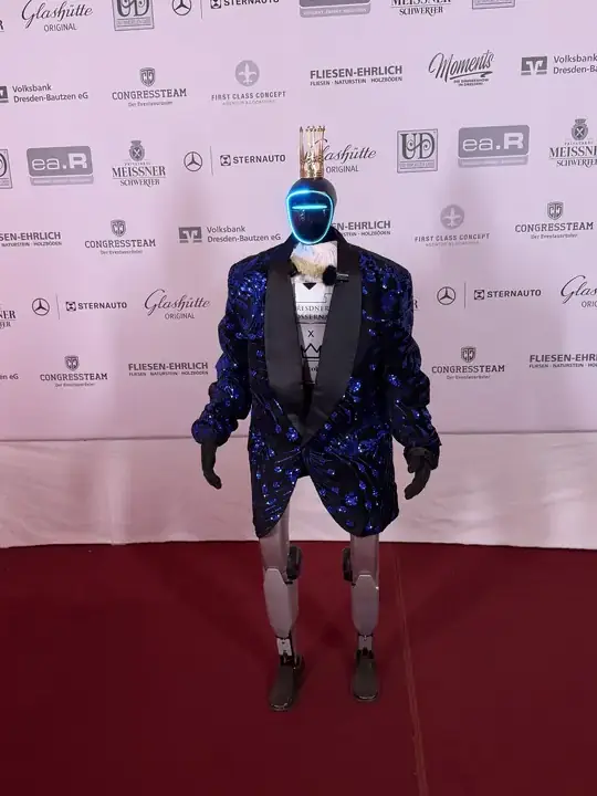 Humanoider Event-Roboter Ludwig II. auf dem roten Teppich vor der Sponsorenwand — Humanoide Roboter im Vergleich: welches Modell taugt wofür?